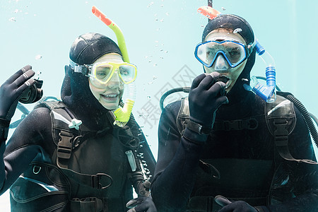 夫妻一起跳水潜水 一起练潜水 水肺 粘接 呼吸管图片