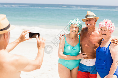 高年男子拍朋友相照 天空 男性 手机 代 女性 快乐的图片