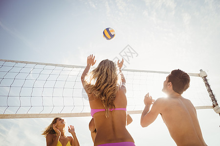 玩沙滩排球的朋友 日落 快乐的 海洋 女士 海滩图片
