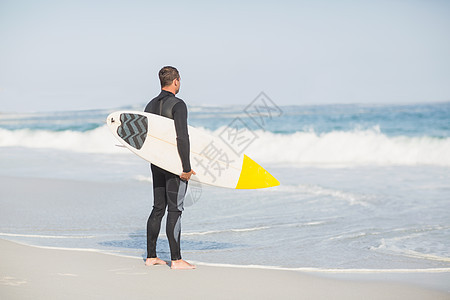 在海滩上站着冲浪板的人的近视 游客 晴天 娱乐图片