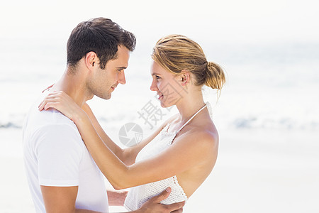 年轻夫妇面对面的对面和交情 浪漫的 浪漫 快乐 乐趣图片