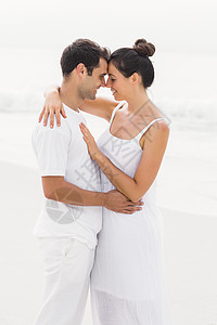 年轻夫妇面对面的对面和交情 户外 女性 快乐 浪漫的图片