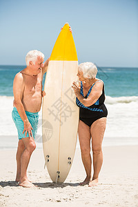 持冲浪板的老年夫妇 老年人 乐趣 男性 泳装 有趣 海洋图片