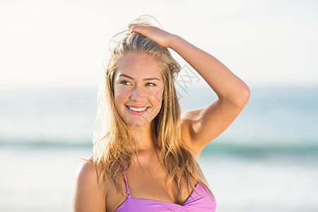 海滩上女人的肖像 微笑 水 金发女郎 沙滩装 比基尼 海岸线图片