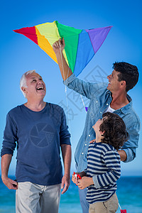 快乐的多代家庭玩风筝游戏 娱乐性 乐趣 晴天 波浪图片