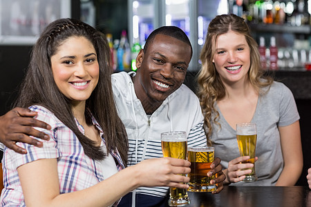 快乐的朋友们喝酒的肖像 庆典 敬酒 酒吧 友谊 酒精图片