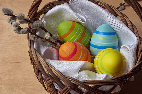 复活节鸡蛋和猫皮 在柳篮子里背景图片