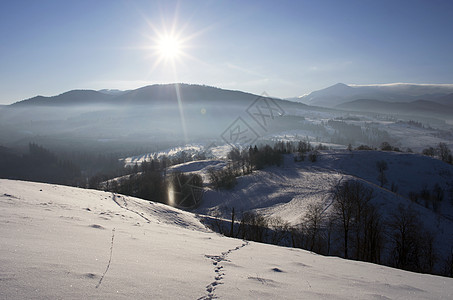 喀尔巴阡山谷被新雪覆盖 大雪遍地 日落 阿尔卑斯山图片