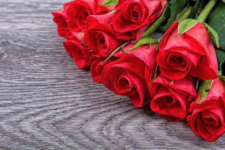 红玫瑰在木木背景上 木头 花朵 灰色的 花束 假期图片