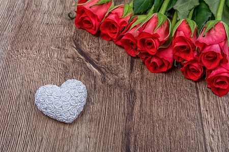 白色的心和木制背景的玫瑰图片