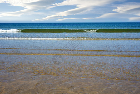 温柔的绿色海浪冲向芭蕾海滩图片