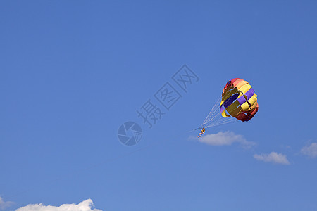 在蓝色天空中投放 活动 空气 夏天 飞行 降落伞图片