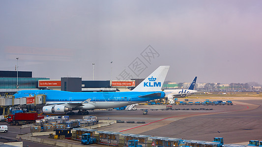 民航客机KLM飞机在荷兰阿姆斯特丹Schiphol机场装载 欧洲 史基浦机场背景