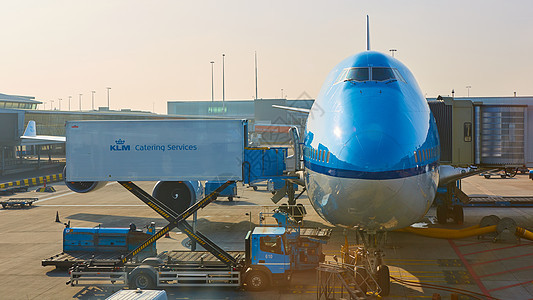 KLM飞机在荷兰阿姆斯特丹Schiphol机场装载 运输 停放图片
