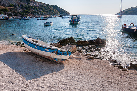 港口海滩上的船只 Zakynthos 海滨图片