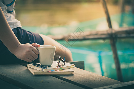 清晨年轻女性的轻松场景 咖啡 宽慰 娱乐 放松图片