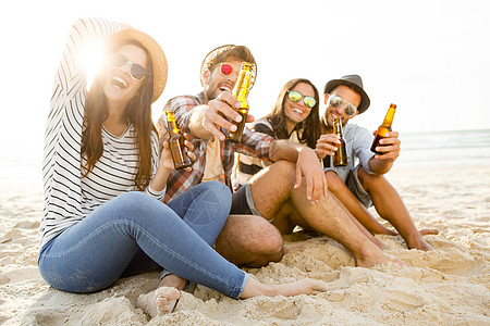 夏天喝冰啤酒更好 日落 男人 休息 庆祝 海滩 挂出图片