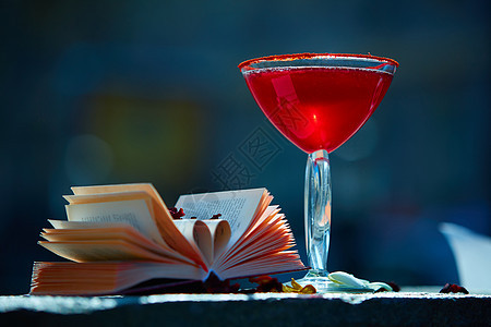 带有文本空间的红鸡尾酒 马提尼酒 水果 茶点 派对 杯子背景图片