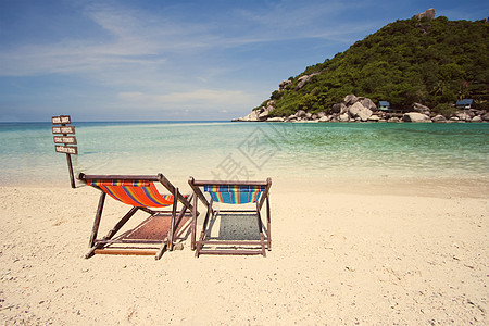 沙滩上两张牌子椅子图片