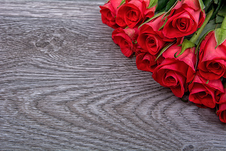 红玫瑰在木木背景上 假期 礼物 美丽的 花束 木板 新鲜的图片