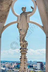 著名的米兰杜奥莫大教堂屋顶上的雕像 蓝色的 旅游图片