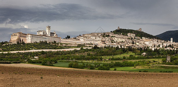 阿西西全景 翁布里亚 意大利 多云的 户外 建筑学 天际线 城市景观 灰蒙蒙背景图片