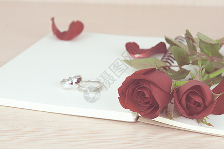 为情人节赠送红玫瑰和戒指图片