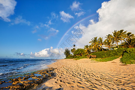 在夏威夷奥胡的日落海滩 热门冲浪地点的彩虹上图片