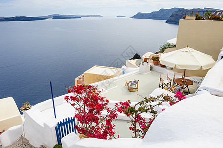 Oia 豪华甲板和庭院 花朵 地标 旅行 蓝色的 椅子图片