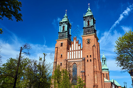 中世纪哥特大教堂塔 春天 墙 波兹南 建筑 波兰 宗教背景图片