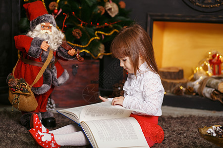 童话书女孩在看童话故事玩具圣诞老人背景
