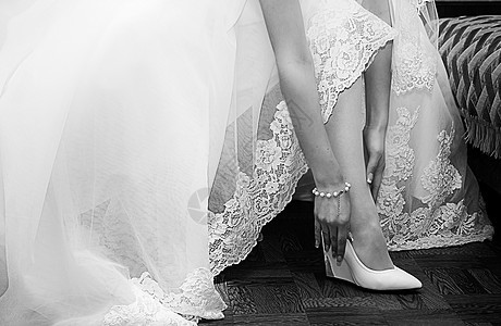 结婚典礼前的新娘礼服鞋图片