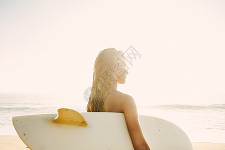 流水生活方式 女孩 年轻的 海洋 夏天 美丽的图片