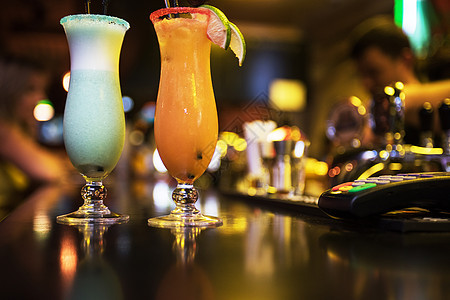 酒吧背景上的鸡尾酒 朗姆酒 液体 新鲜 浆果 甜的 伏特加酒图片