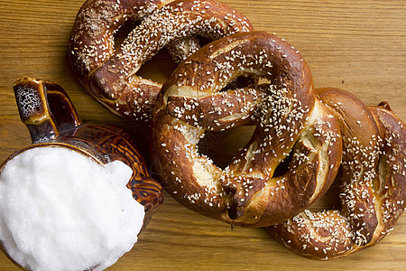 德国咸椒盐卷饼 面包 食物 金子 面包店 传统图片