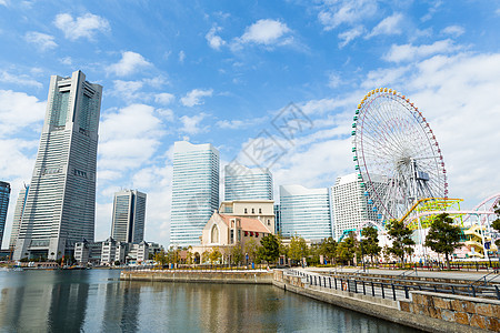 横滨城市蓝色天空的天线图片