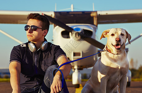 青年试点 动物 天空 飞机场 运输 幸福 快乐的 宠物 飞行员图片