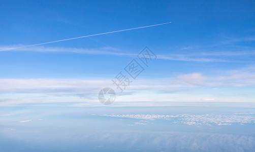 在云上无边的天空中的小平面 喷射 地平线 蓝色的 自由的图片