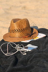 沙滩 帽子 杂志和电话 早晨; 音乐播放器 毯子 草帽 放松图片