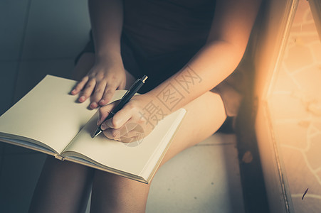 妇女阅读空白书 笔记 假期 文学 作者 闲暇 房间图片