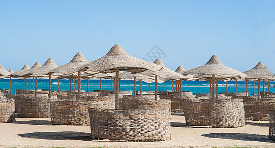 海滩上的草伞 椅子 夏天 晴天 绿松石 阳光 地平线图片