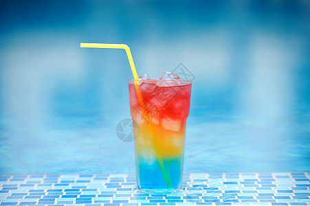 在游泳池边缘的鸡尾酒 派对 酒吧 寒冷的 玻璃 水果图片
