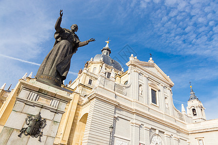 教皇约翰-保罗二世在西班牙马德里阿尔穆德纳大教堂前雕像图片
