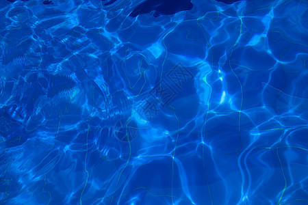 游泳便便中美丽的蓝色水 涟漪 绿松石 折射 透明的 液体背景图片