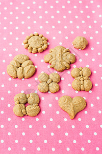 粉红色背景上的酥饼饼干图 假期 十二月 糖 黄油饼干图片