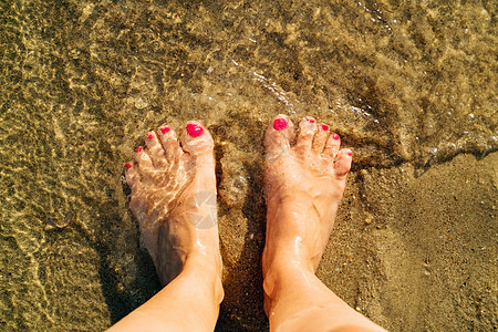 放松时间 享受 脚 美丽的 赤脚 休闲活动 海背景图片