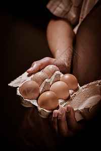 农民手中的鸡蛋托盘图片