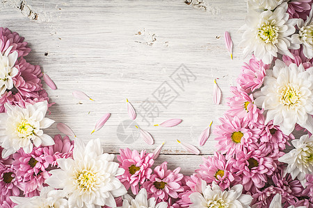 白色木制桌顶视图上的白花和粉红花边框图片