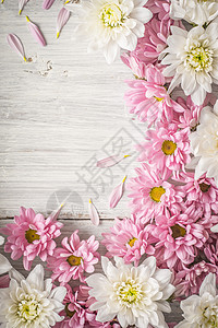 白色木制桌垂直的白花和粉红花边框图片