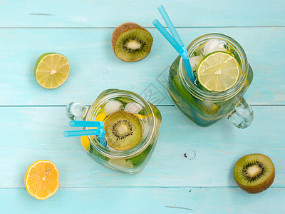 柑橘自制柠檬水 夏季饮料 寒冷的 夏天 玻璃图片